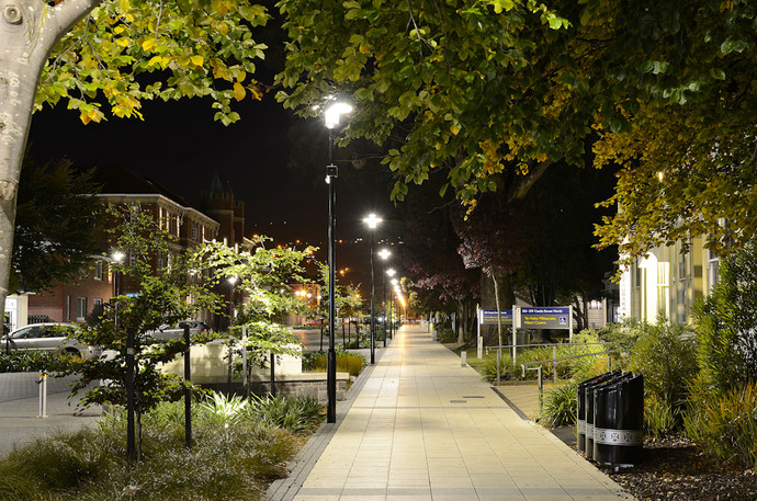 Castle St footpath – a flush surface policy was adopted to improve pedestrian accessibility through the campus, using contrasting pavers to break up large areas of hard paving.