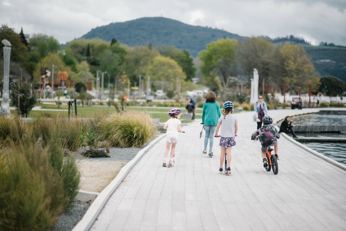 The new lakefront challenges the status quo, giving vehicle-dominated space back to people, and redefines the connection to water as an accessible element.