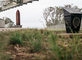 A pouwhenua by Reuben Kirkwood of Nga Tai ki Tamaki recognises the whakapapa of mana whenua; and a memorial commemorates the workers who lost their lives during construction of the bridge. Photo credit Jay Farnworth.