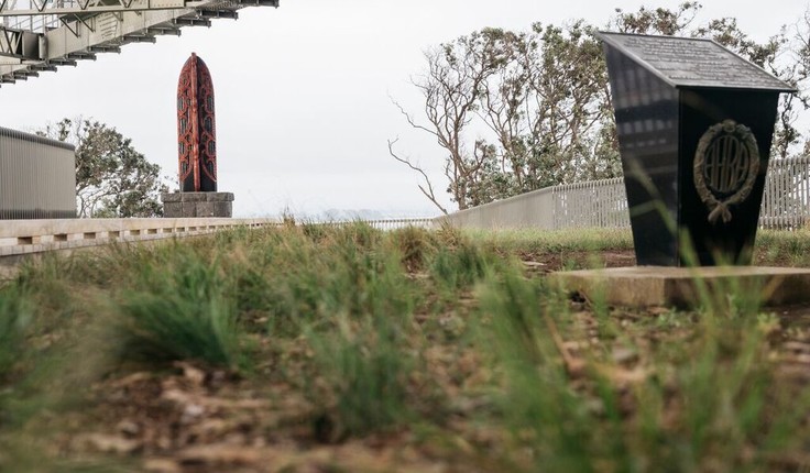 A pouwhenua by Reuben Kirkwood of Nga Tai ki Tamaki recognises the whakapapa of mana whenua; and a memorial commemorates the workers who lost their lives during construction of the bridge. Photo credit Jay Farnworth.