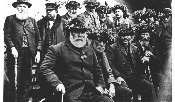 Mourners at Keri Taiaroa’s Tangi,  Otakau Marae - Taiaroa Head, Otago, 1905 (Hocken Library, Negative Number:1809_01_004A)